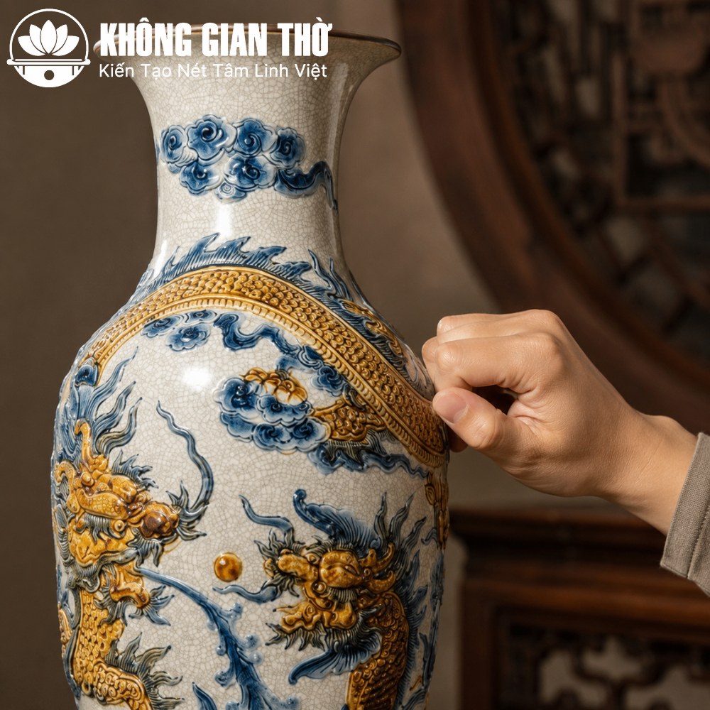 Dùng tay gõ vào thành đồ thờ Bát Tràng